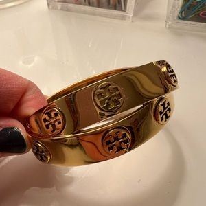 Tory Burch Metal Logo Double-Wrap Bracelet in gold